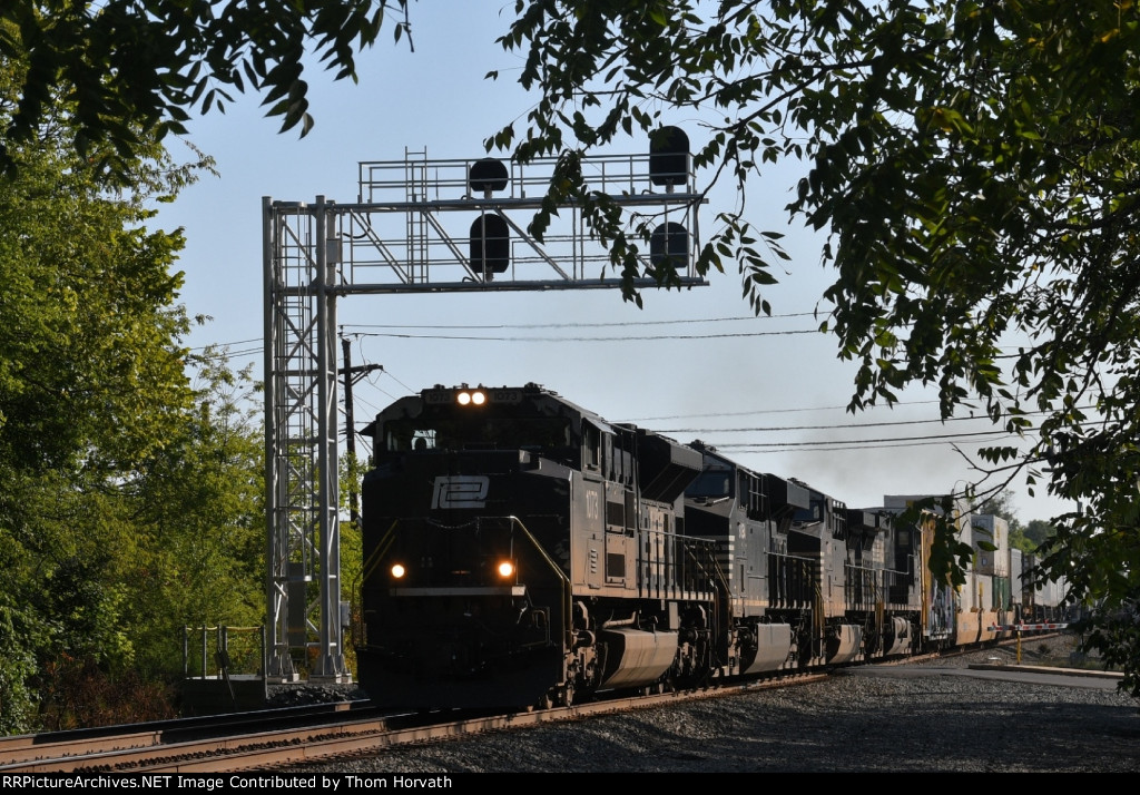 NS 21M, now symbolled 29G, heads west at Roycefield Rd's crossing